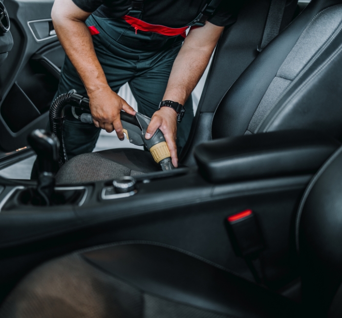 Auton sisäfiksin ja rengastöiden tunnelmakuva